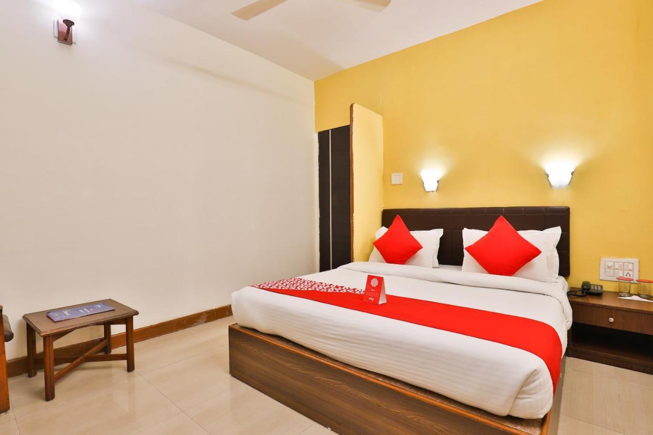 Oyo 13668 Hotel Utsav Вадодара Екстер'єр фото