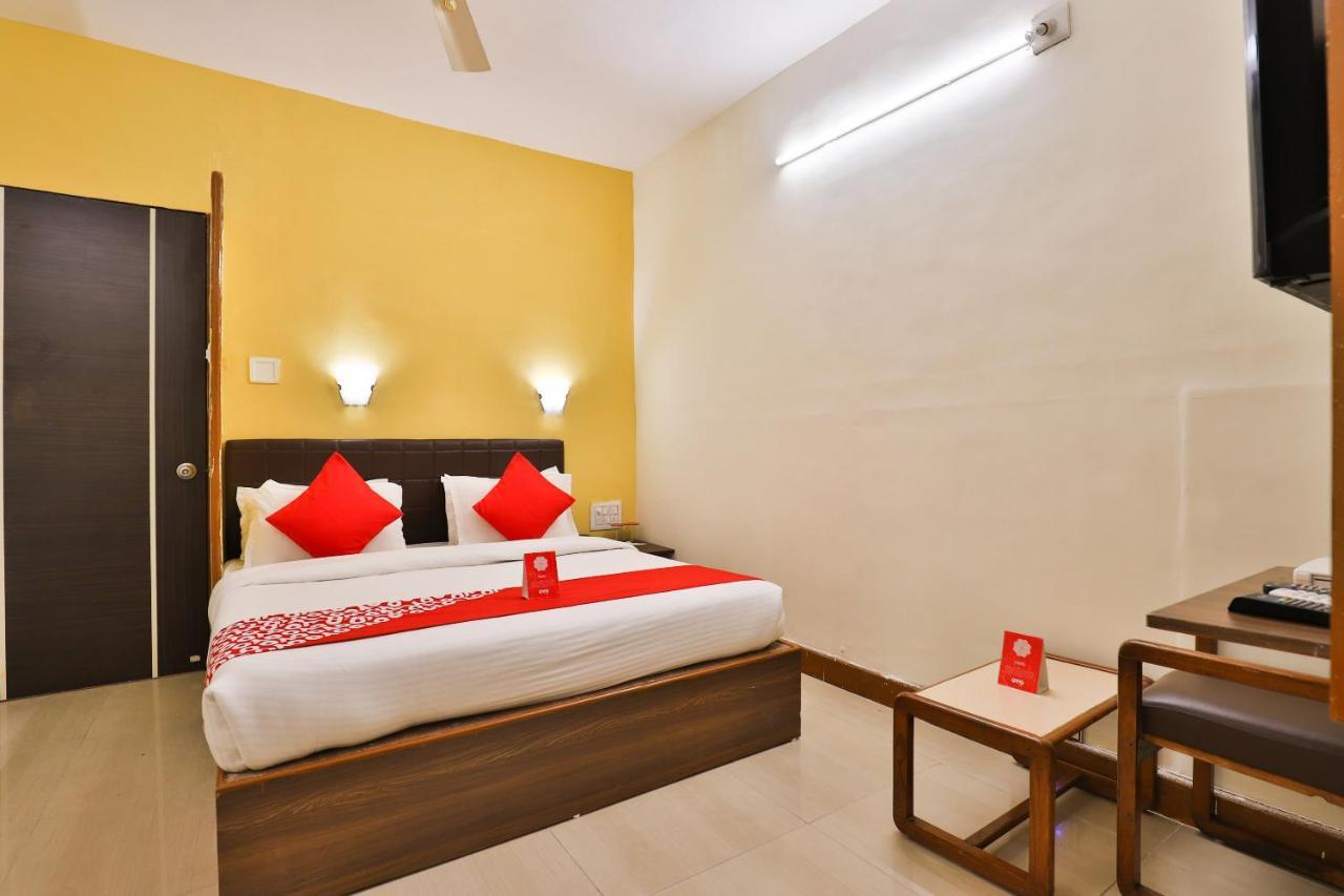 Oyo 13668 Hotel Utsav Вадодара Екстер'єр фото