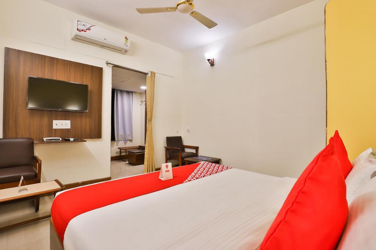 Oyo 13668 Hotel Utsav Вадодара Екстер'єр фото