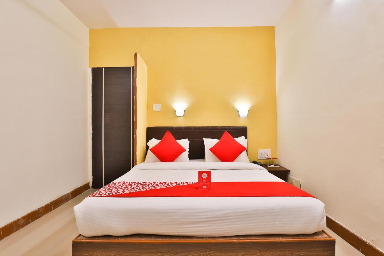 Oyo 13668 Hotel Utsav Вадодара Екстер'єр фото