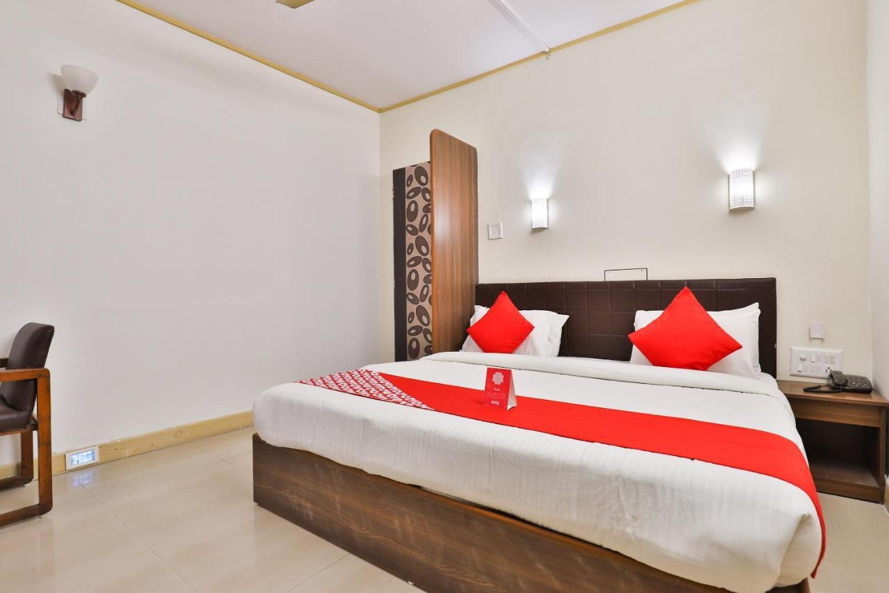 Oyo 13668 Hotel Utsav Вадодара Екстер'єр фото