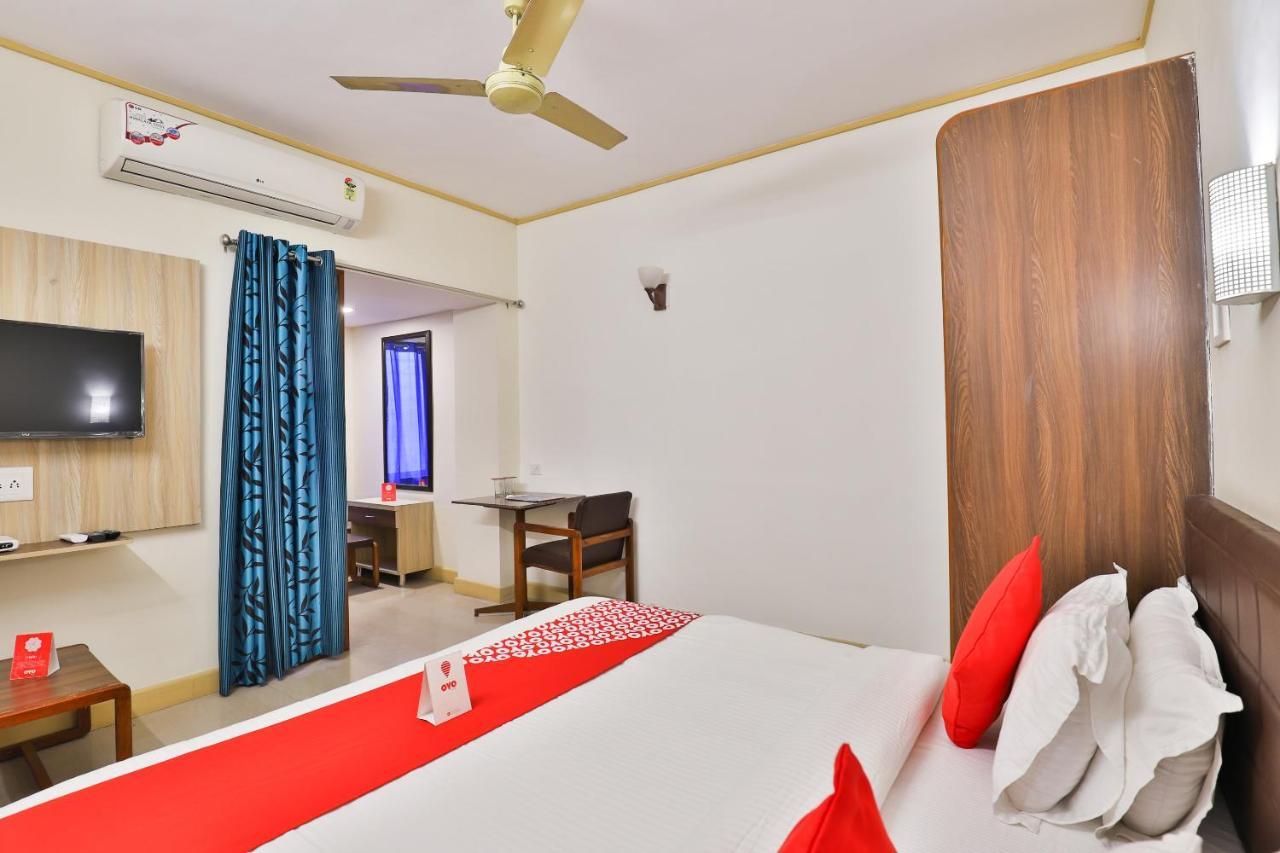 Oyo 13668 Hotel Utsav Вадодара Екстер'єр фото