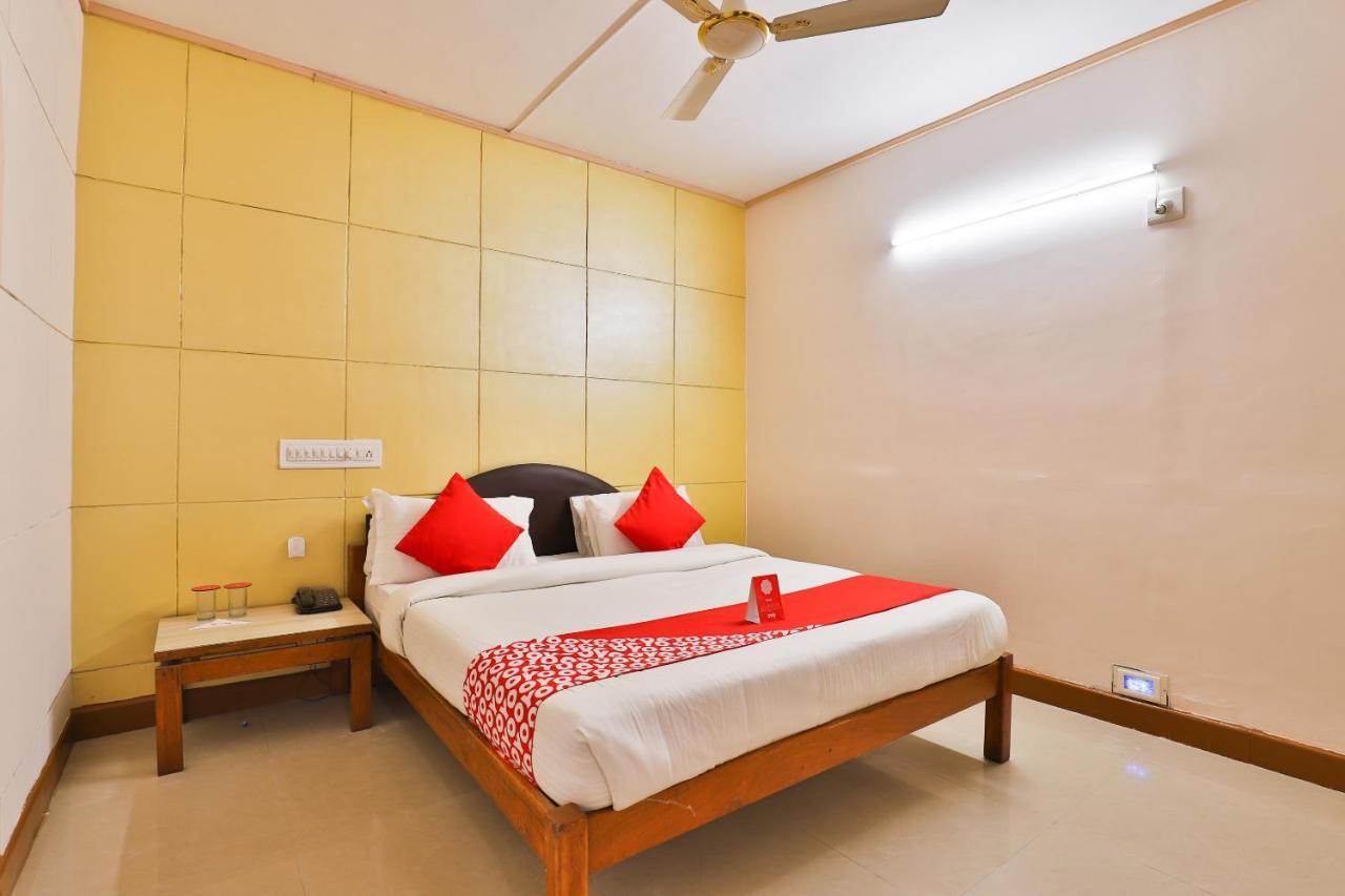 Oyo 13668 Hotel Utsav Вадодара Екстер'єр фото