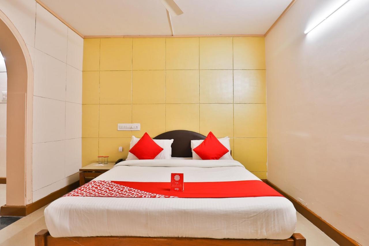 Oyo 13668 Hotel Utsav Вадодара Екстер'єр фото